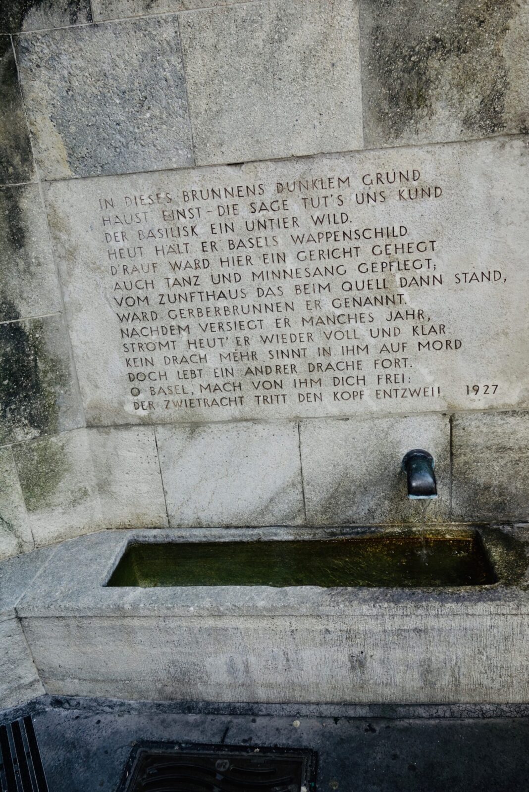 Basiliskendarstellung und Brunneninschrift am Gerberberglein in Basel