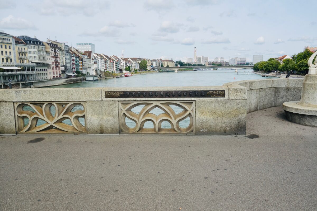 Hexentafel an der Rheinbrücke