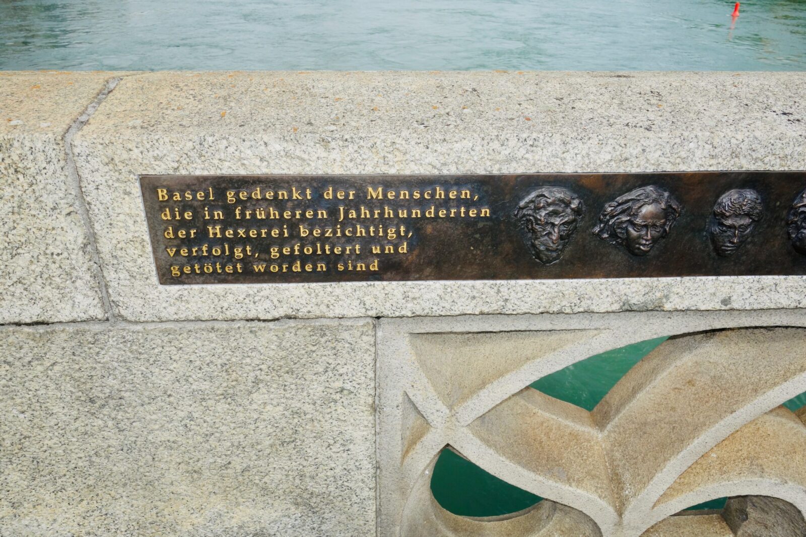 Die bronzene Hexentafel an der Mittleren Rheinbrücke in Basel