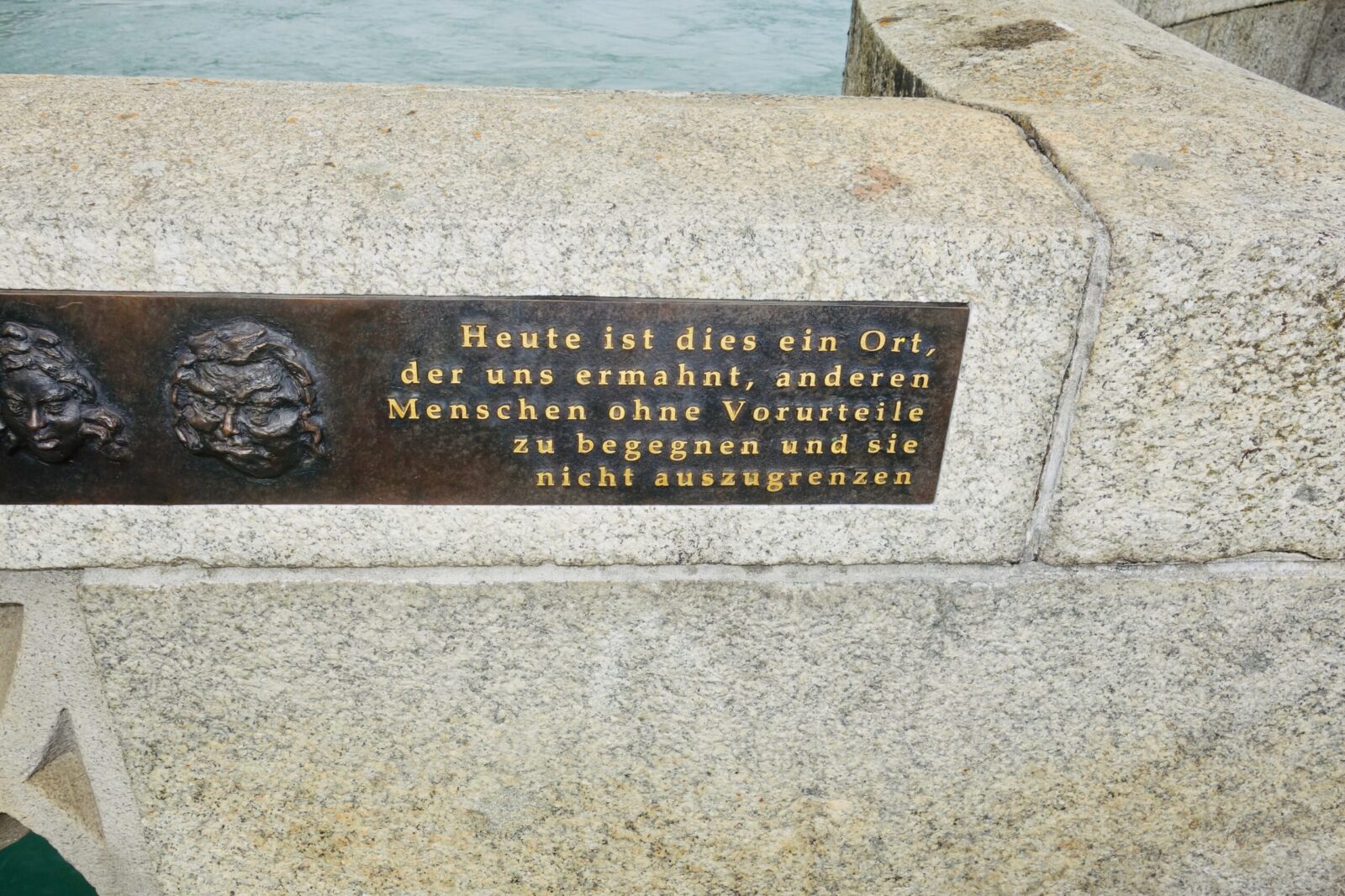 Detailansicht der Köpfe auf der Basler Hexentafel