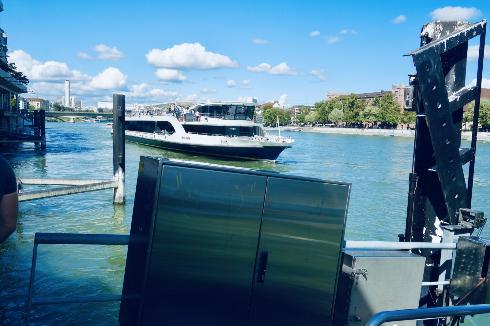 MS Rhystärn auf dem Rhein, gesehen von einer Basler Fähre