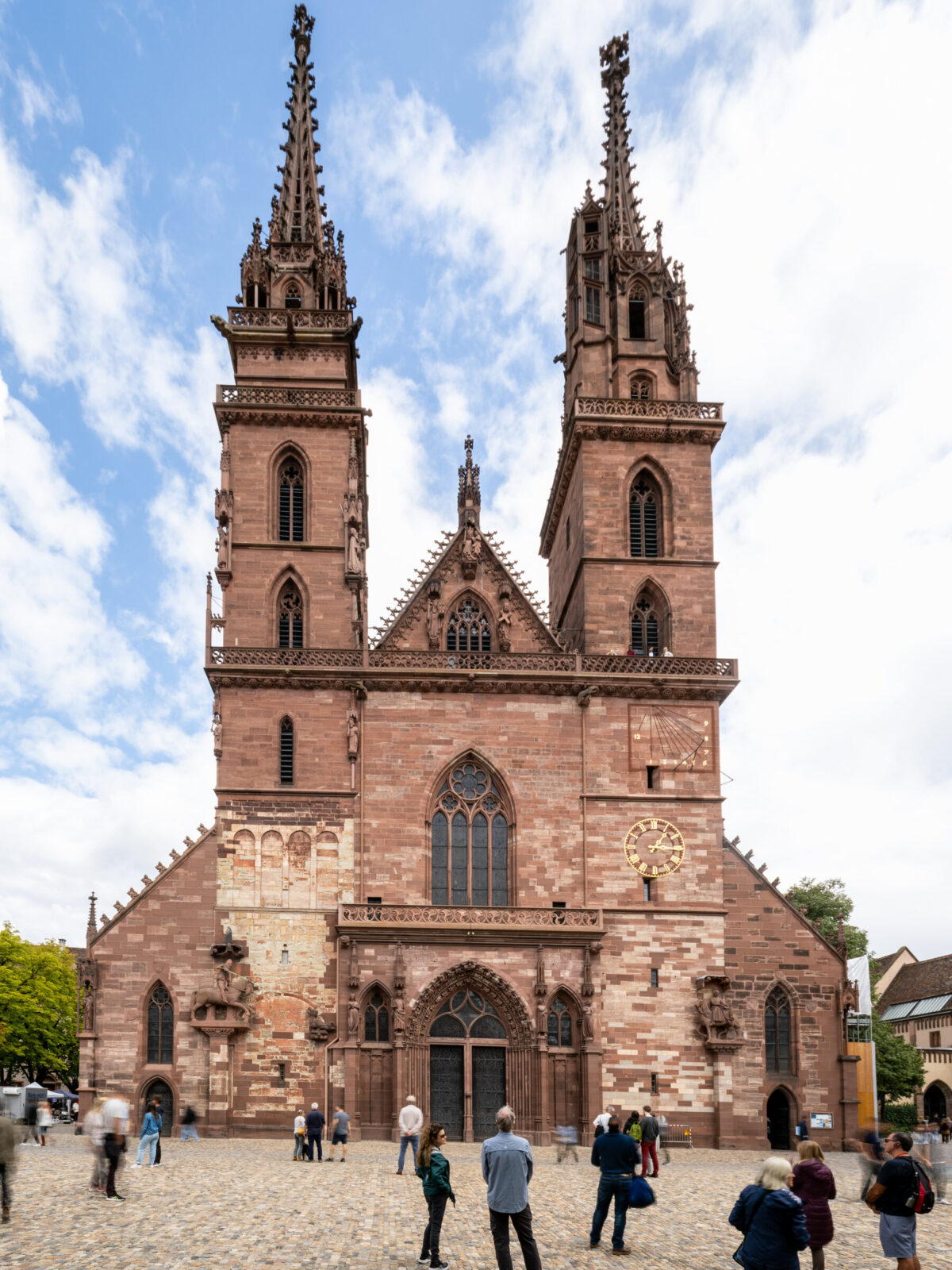 Die Westfassade des Basler Münsters mit Georgs- und Martinsturm