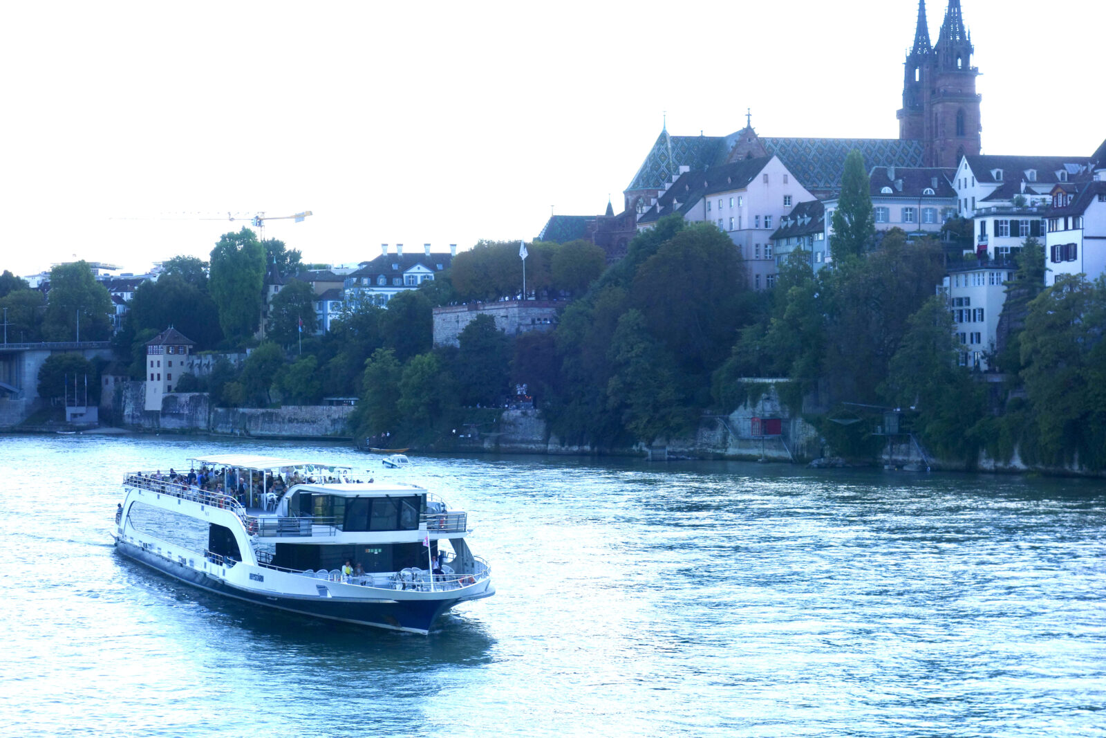 MS Rhystärn auf dem Rhein vor der Basler Pfalz und dem Münster