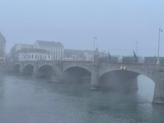 Basel und der Rhein im Nebel
