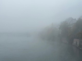 Basel und der Rhein im Nebel